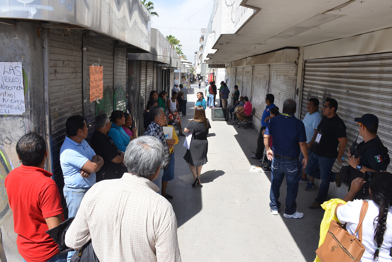 En cuanto llegó la maquinaria, los comerciantes se aglutinaron en el paseo peatonal Cepeda-Valdez Carrillo de Torreón. (JOEL MENDOZA)