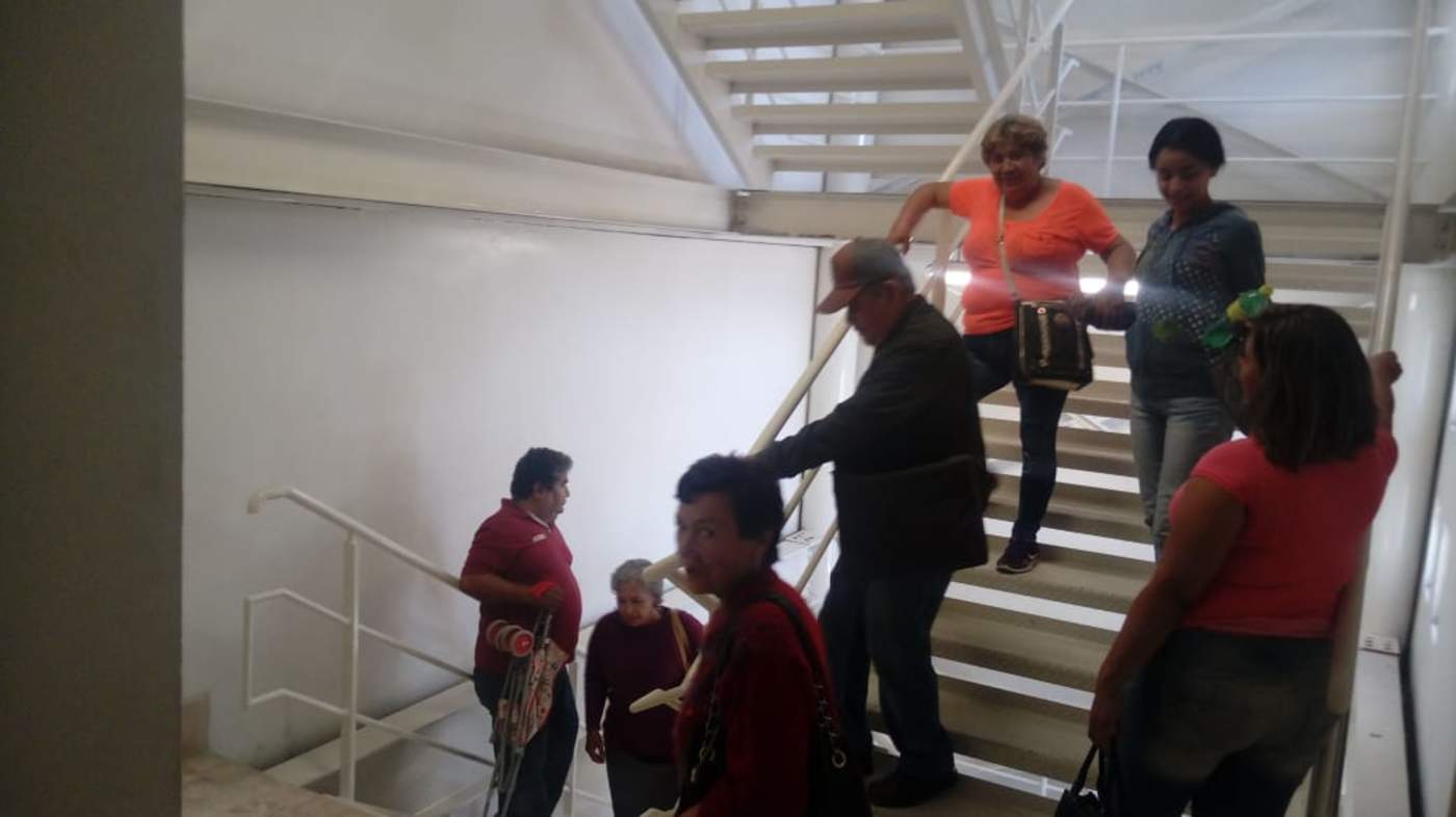 Al percatarse de la falla de los elevadores, funcionarios públicos y usuarios que diariamente acuden a la Presidencia Municipal tuvieron que descender por las escaleras. (FERNANDO COMPEÁN)
