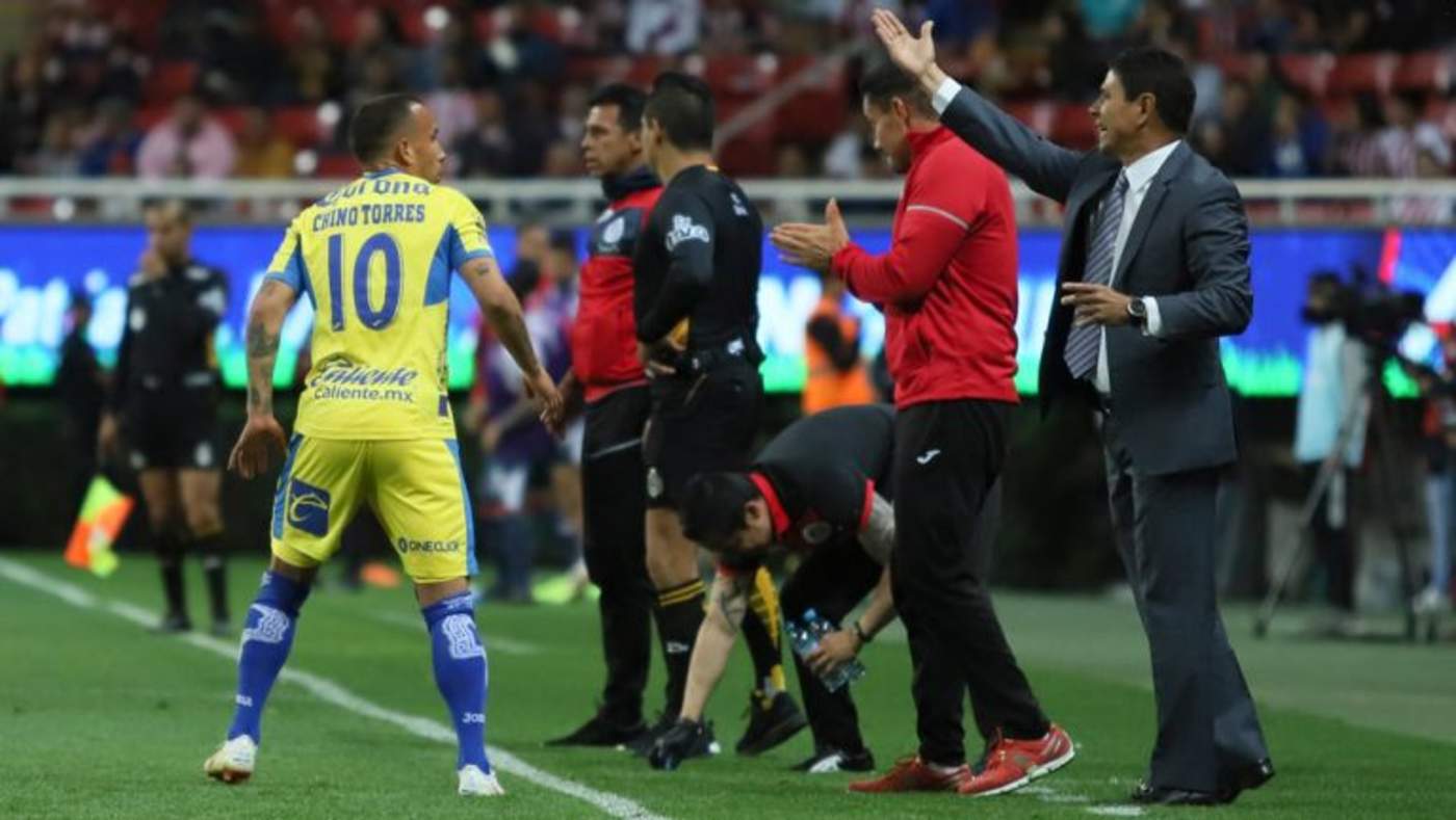 El argentino Leandro Torres señaló que el arbitraje favoreció al Rebaño con el objetivo de garantizar el Clásico Nacional en la cancha del estadio Azteca. (Especial)