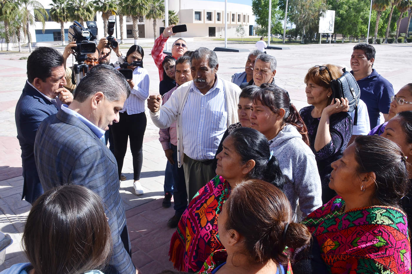Los locatarios pidieron ayuda al gobernador en su visita a Torreón. (FERNANDO COMPEÁN)