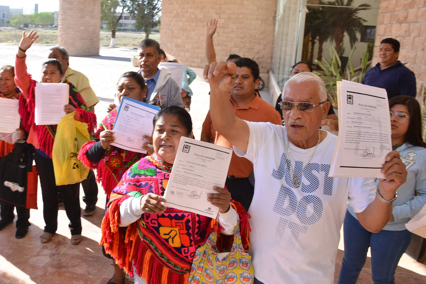 Los locatarios se manifestaron previo a la reunión del Consejo Metropolitano de La Laguna. (FERNANDO COMPEÁN) 