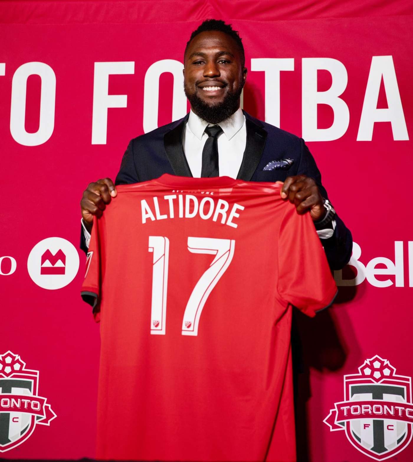 Toronto FC renueva al estadounidense Altidore
