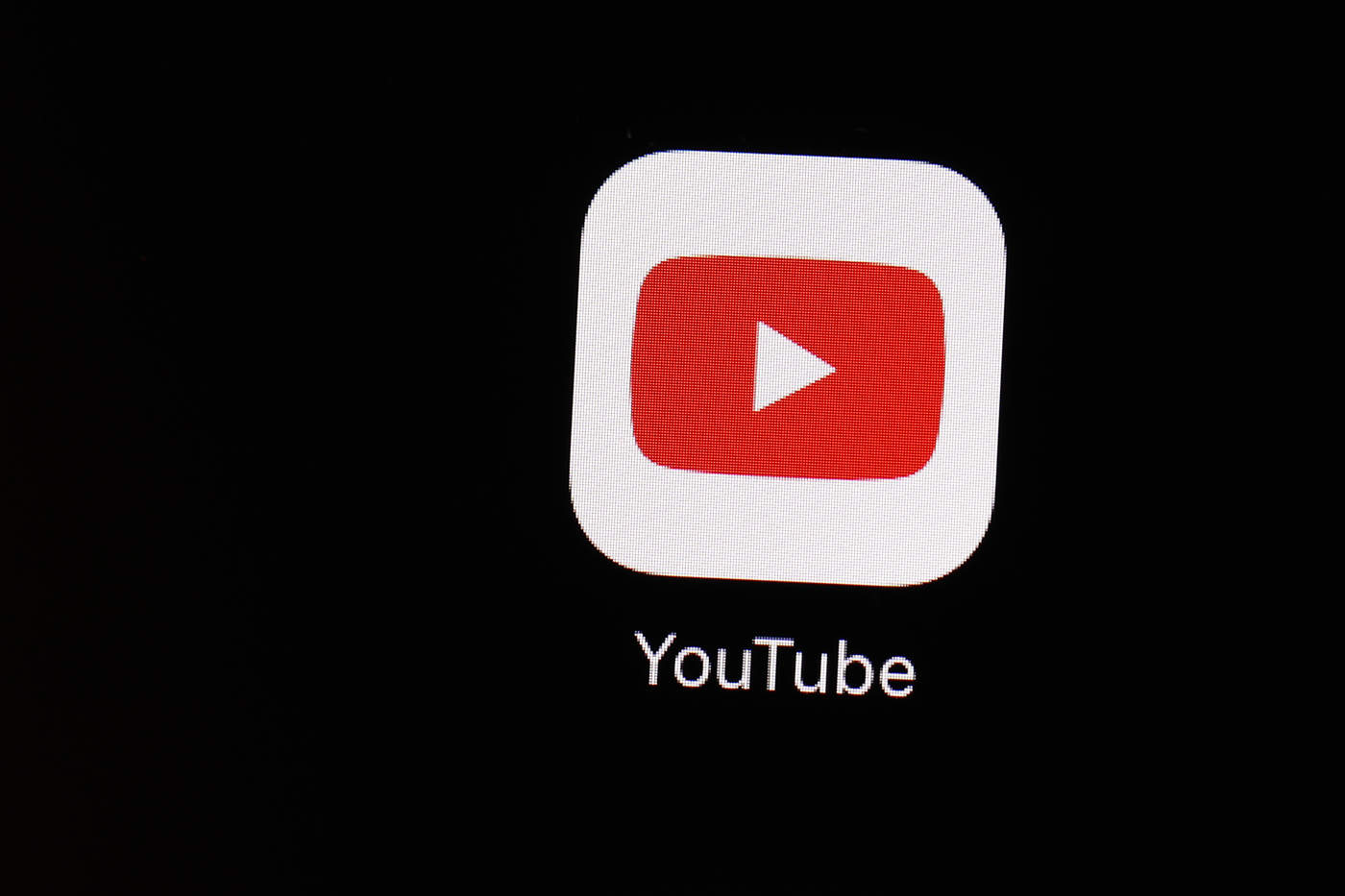 YouTube tomó la medida mientras lidia con la moderación de contenido en toda su plataforma al tiempo en que las preocupaciones sobre discursos de odio, violencia y teorías de la conspiración continúan asediándola. (ARCHIVO)