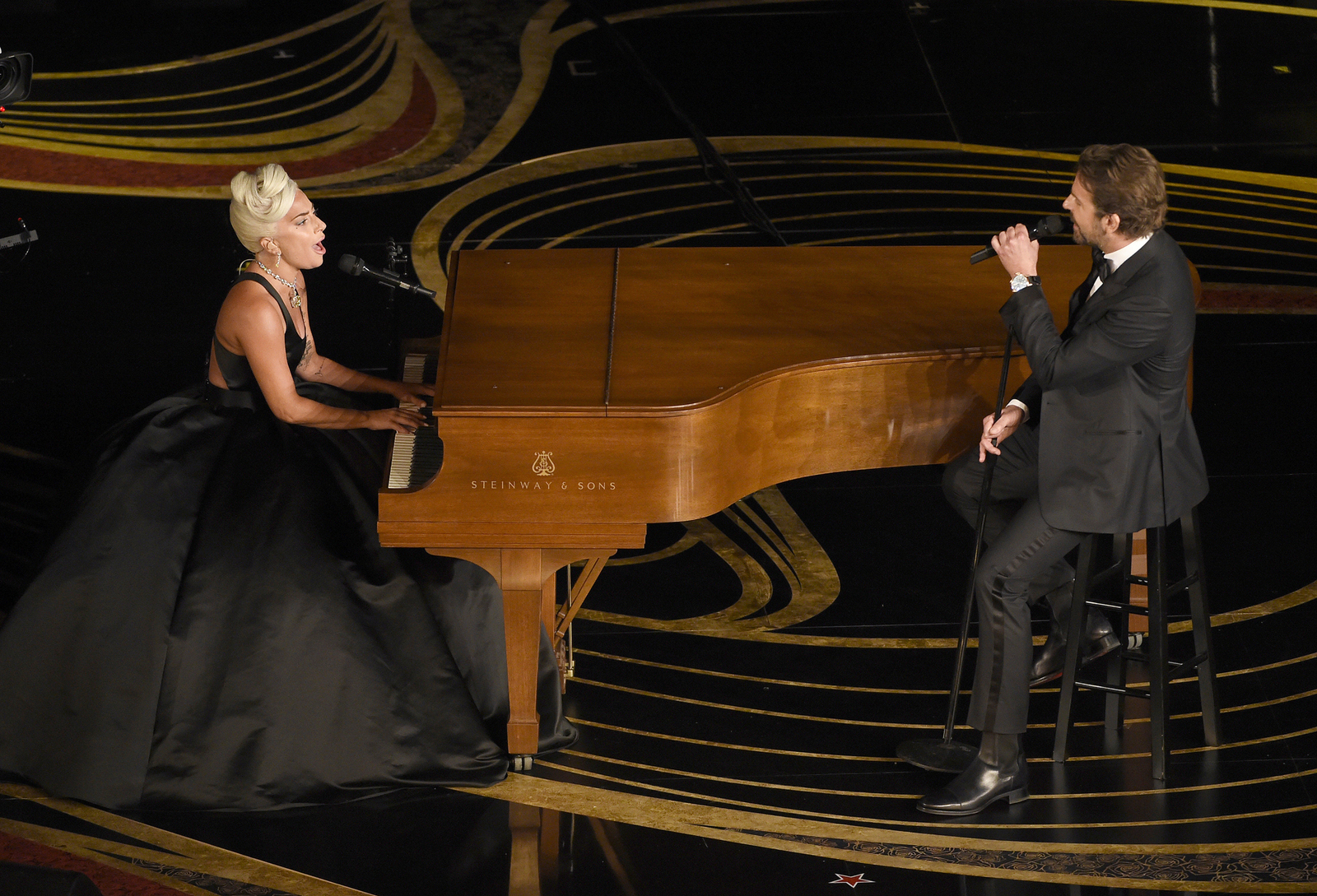 Actuación. En el escenario de la entrega del Oscar Gaga y Cooper interpretaron 'Shallow'. (ARCHIVO)