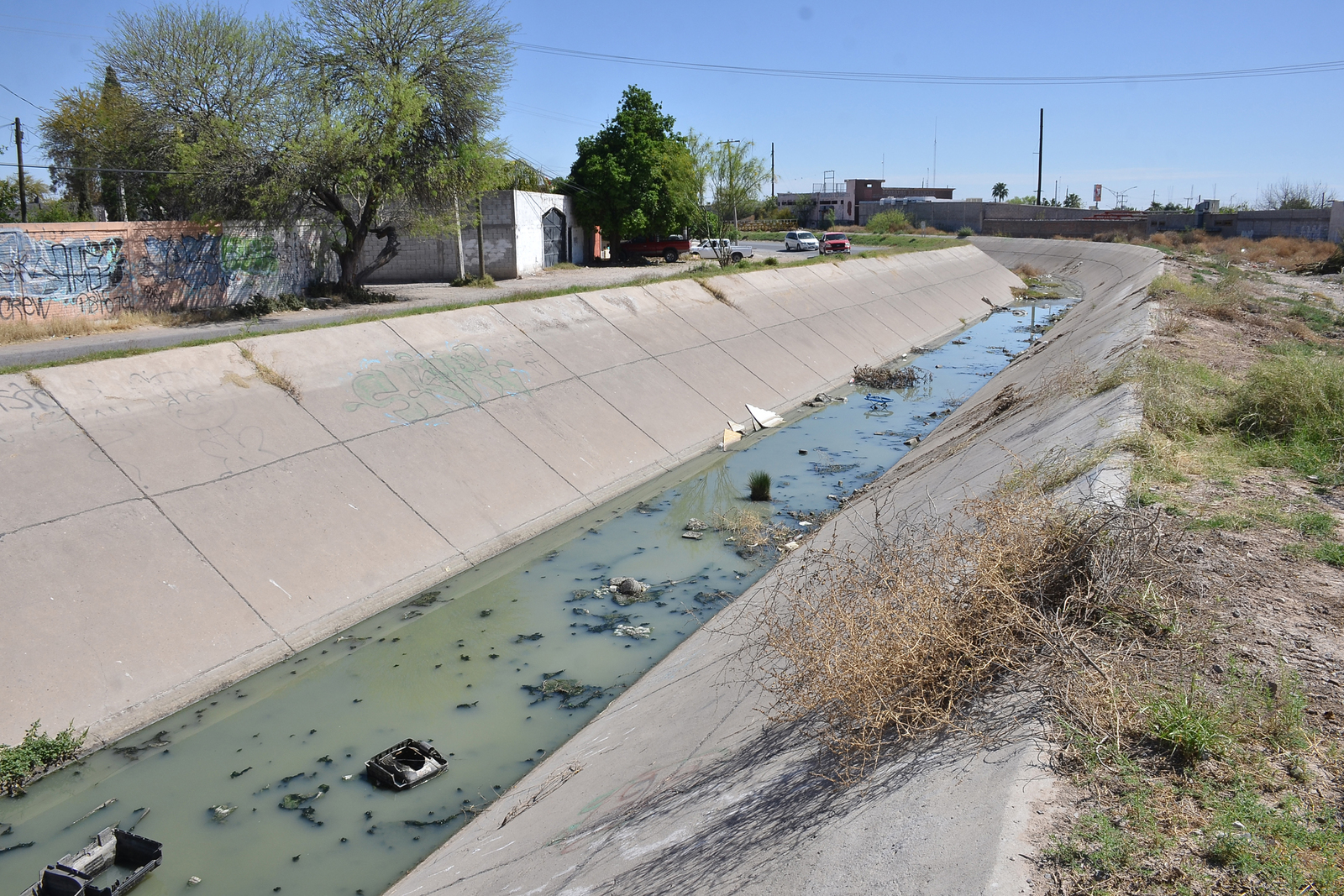 Vierten aguas residuales en el canal del Coyote, responsabilizan a la administración municipal de Torreón. (EL SIGLO DE TORREÓN)