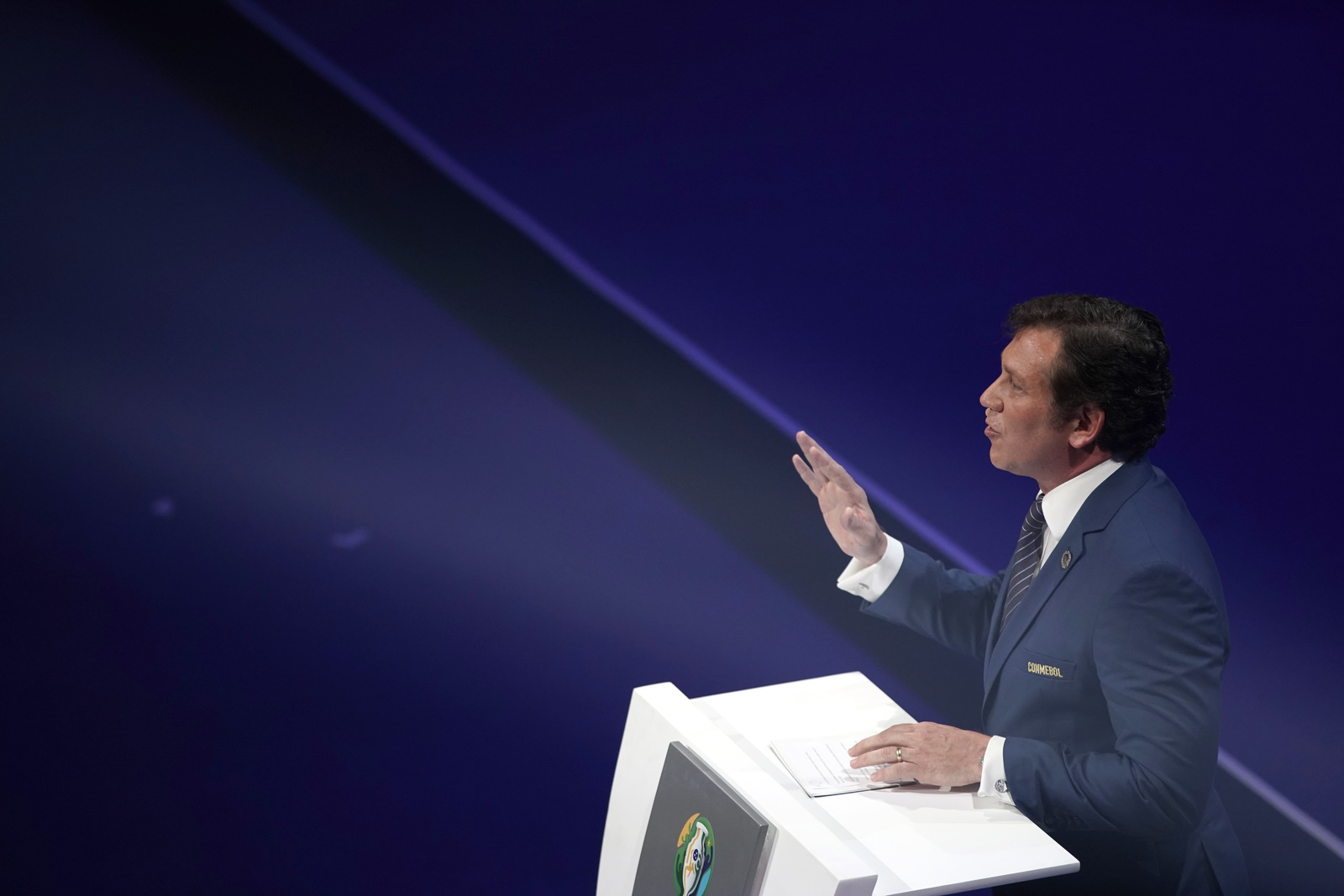 El presidente de la Conmebol Alejandro Domínguez habla durante el sorteo para la Copa América, el jueves 24 de enero, en Río de Janeiro.