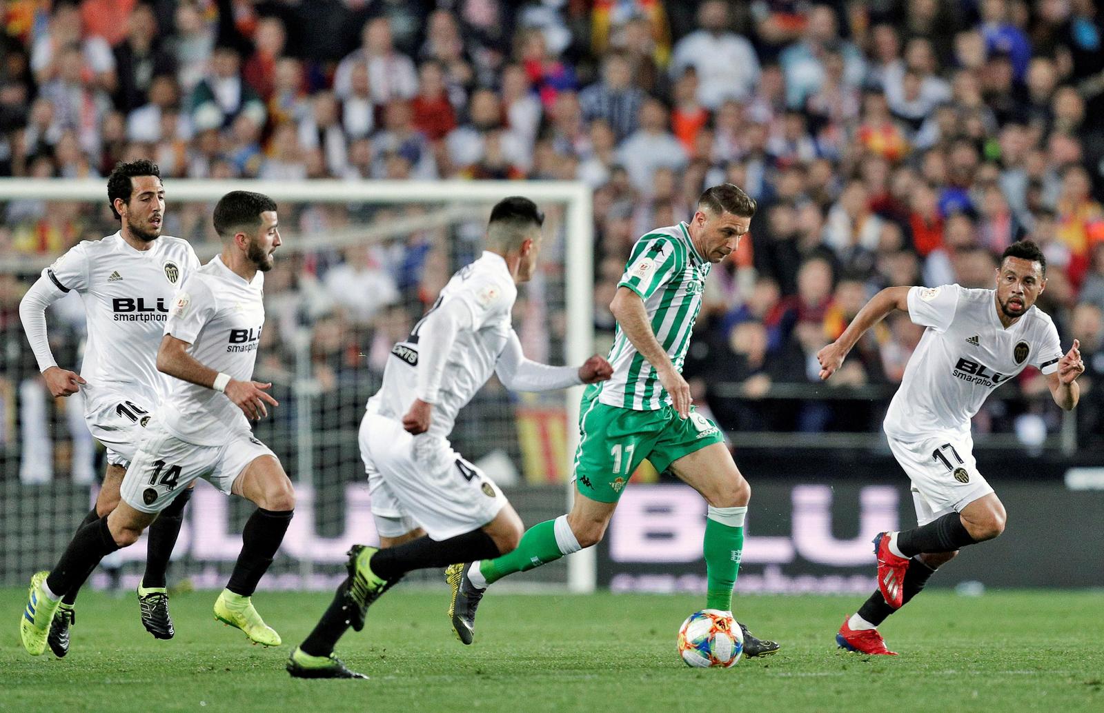 El centrocampista Real Betis Joaquín trata de controlar el balón rodeado de jugadores del Valencia CF en el partido de vuelta de las semifinales de la Copa del Rey que se disputa esta noche en el Estadio de Mestalla.
