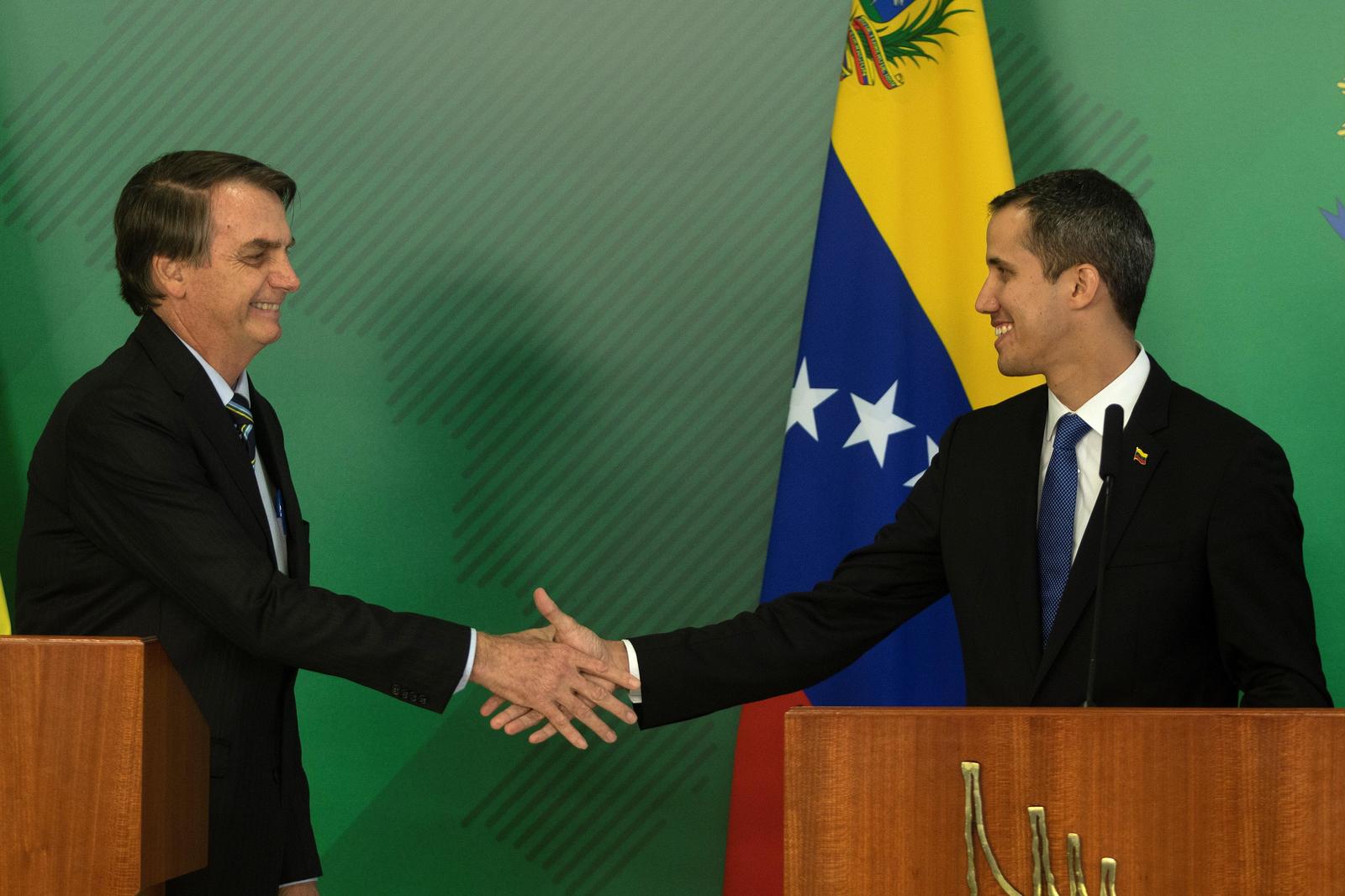 El presidente de Brasil, Jair Bolsonao (Izq.), saluda al jefe de la Asamblea Nacional de Venezuela, Juan Gauidó (Der.), durante un pronunciamiento conjunto tras una reunión privada ayer.