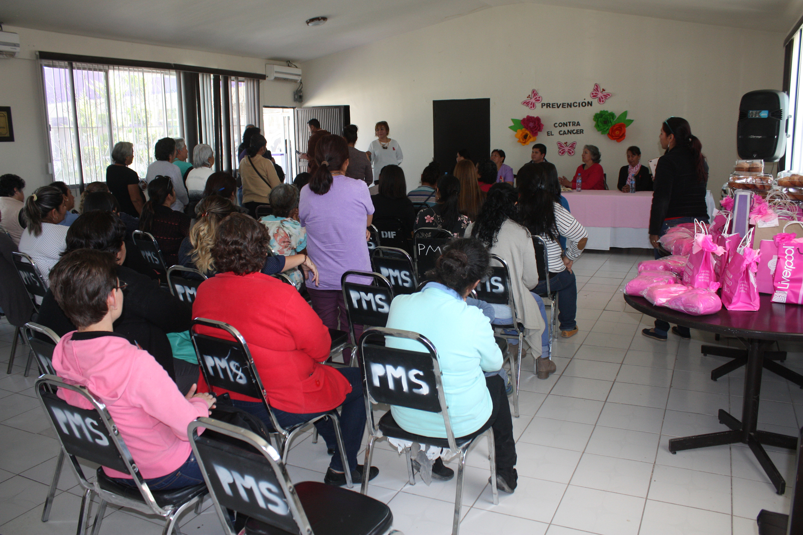 El DIF municipal y Fundación Ayuda Rosa, realizan acciones para promover la detección oportuna del cáncer en las mujeres. (EL SIGLO DE TORREÓN)