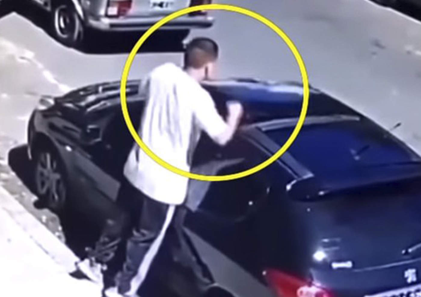 Hombre se roba el techo de un auto estacionado