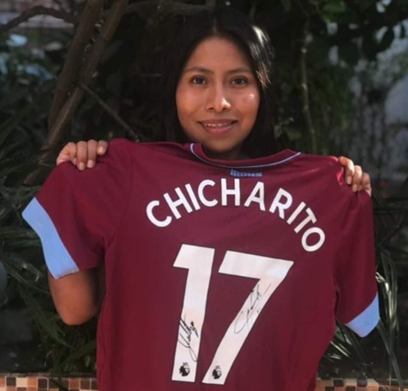 El futbolista mexicano donó esta camiseta autografiada para apoyar el 'Romatón'. (ESPECIAL)
