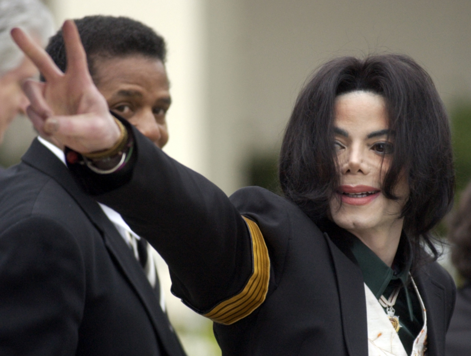 Dicen que Michael Jackson los violó 'cientos de veces'