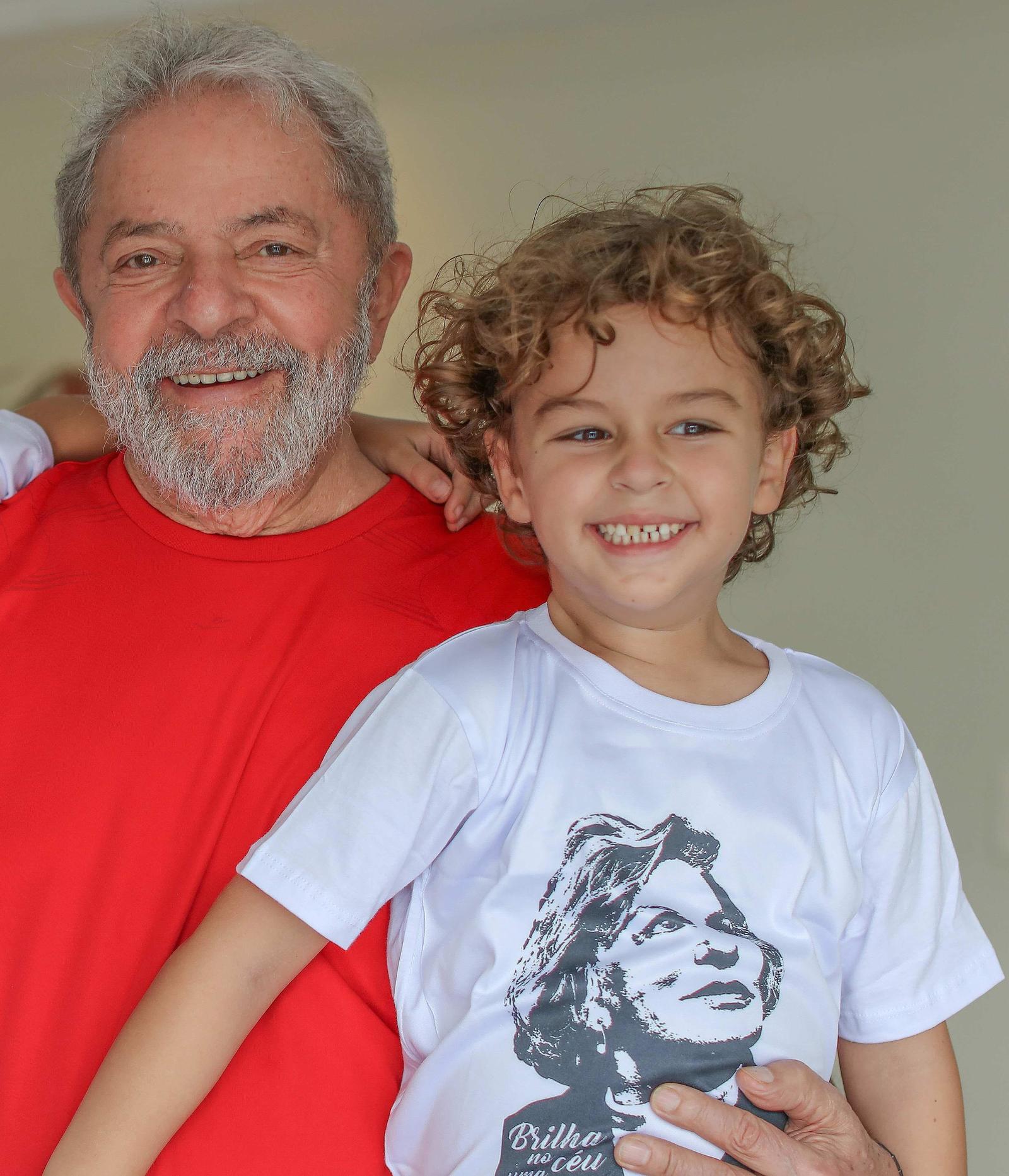 En la imagen aparece Lula Da Silva junto a su nieto de siete años, quien falleció a causa de una meningitis.
