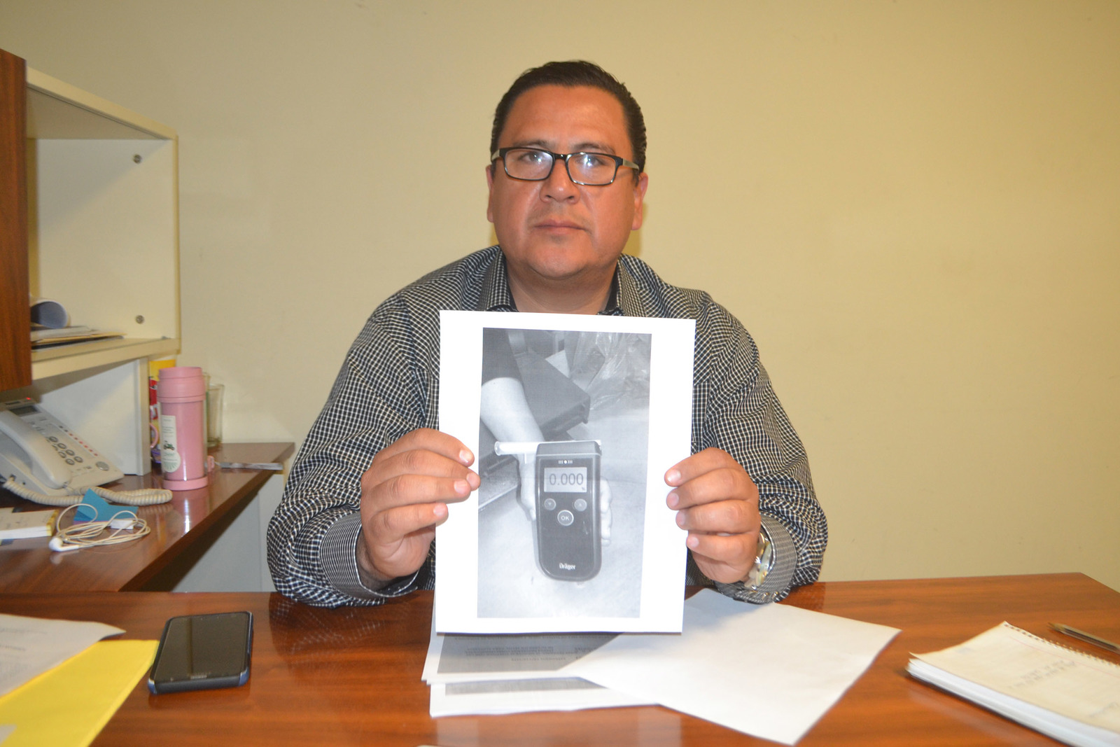 Ayer mostró esta imagen y aseguró que tras la detención que sufrió en la ciudad de Saltillo le practicaron la prueba alcoholemia, que salió negativa. (ANGÉLICA SANDOVAL)
