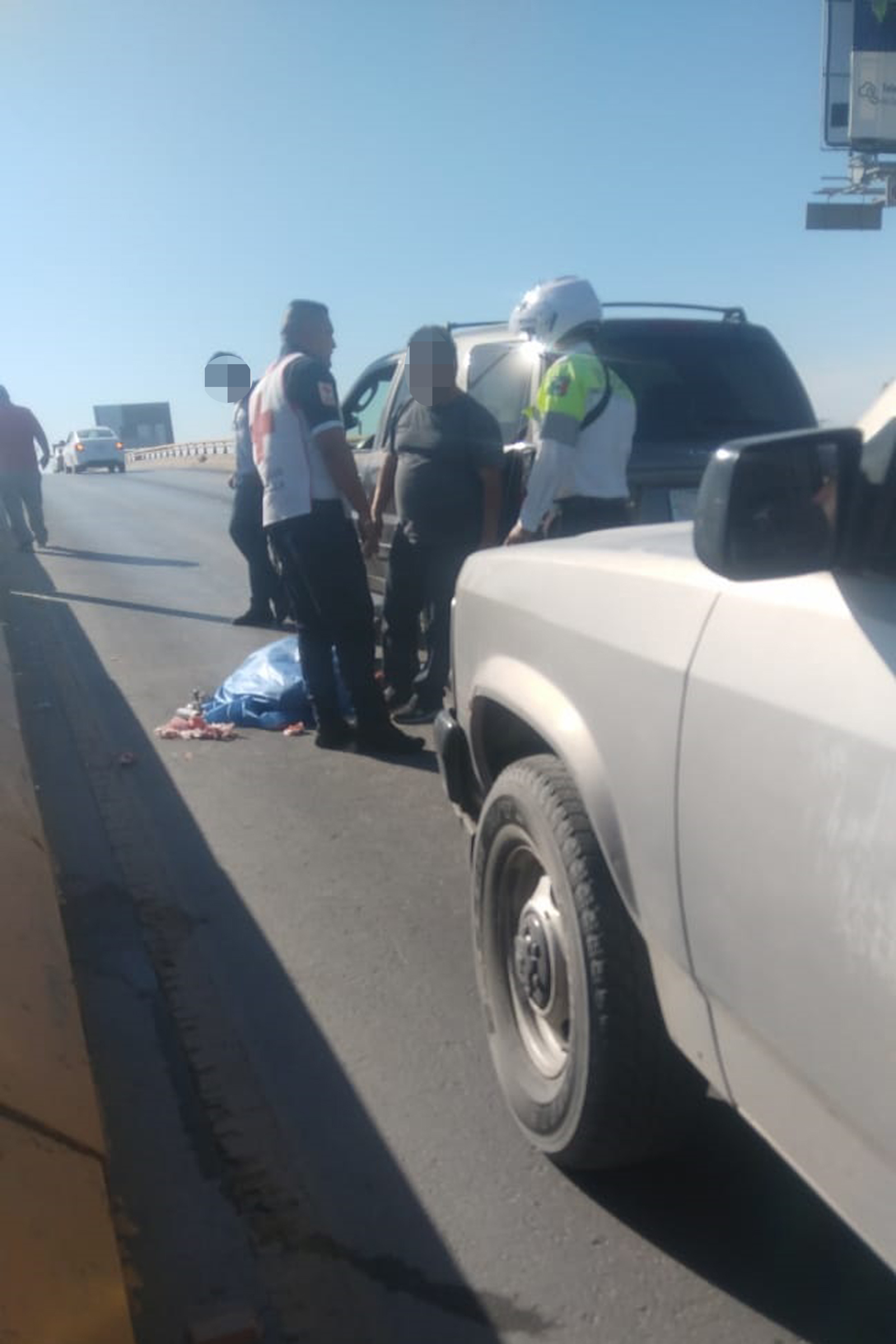Conductor de camioneta sufre infarto al llegar a lo alto del puente vehicular del bulevar Francisco Sarabia de Torreón. (EL SIGLO DE TORREÓN)