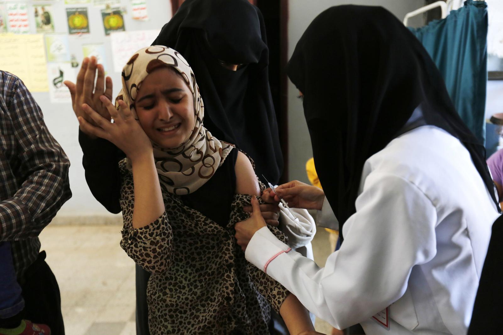 Una niña yemení es vacunada durante una campaña contra el sarampión en un centro de salud de ese país. La ONU ha intensificado la campaña tras un fuerte brote.