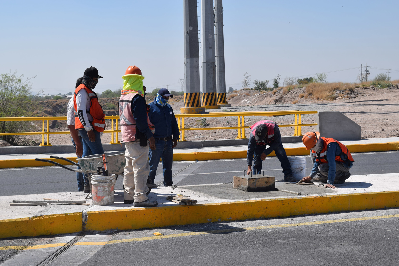 Finalmente, a más de un mes de su inauguración, inició la colocación de lámparas de alumbrado público sobre el puente El Tajito; Coahuila deberá atender este servicio en la mitad que le corresponde.