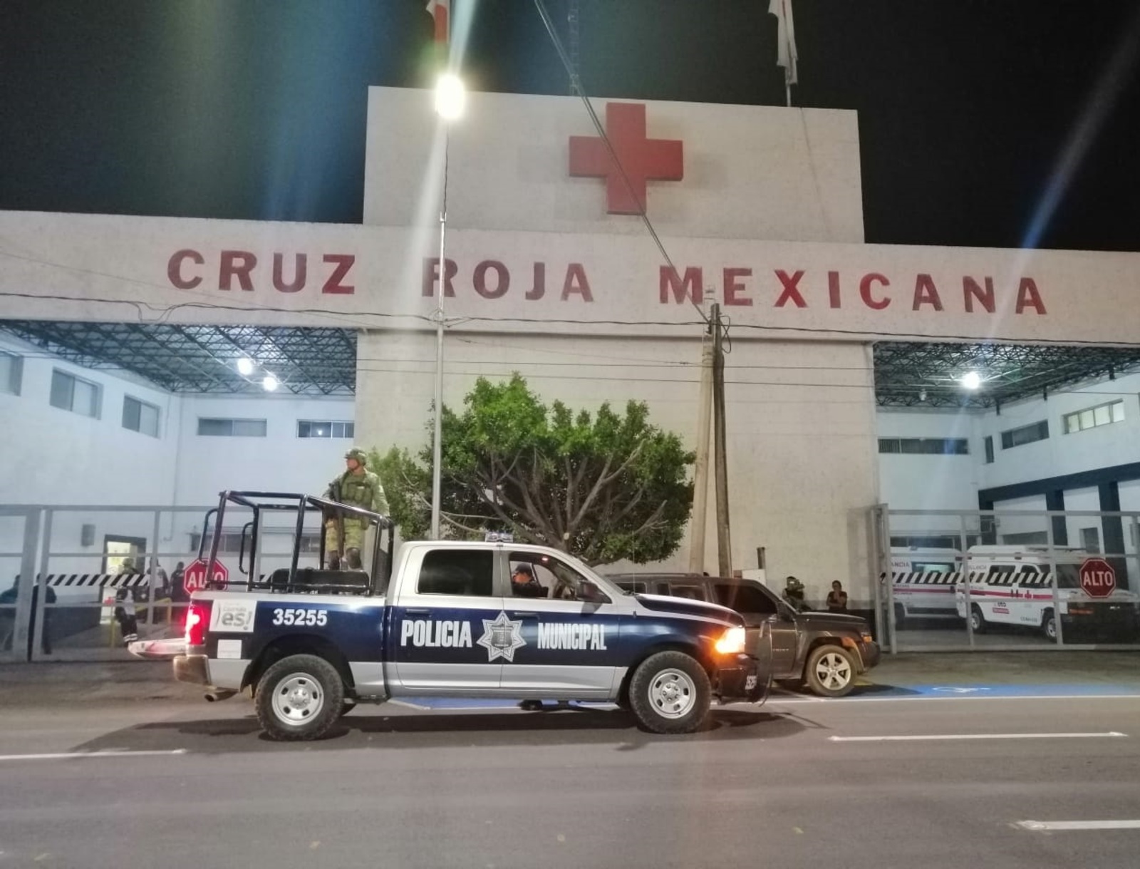 De varios impactos asesinan a un joven en Torreón, familiares trasladaron al joven herido a la Cruz Roja, sin embargo minutos después de su ingreso perdió la vida. (EL SIGLO DE TORREÓN)