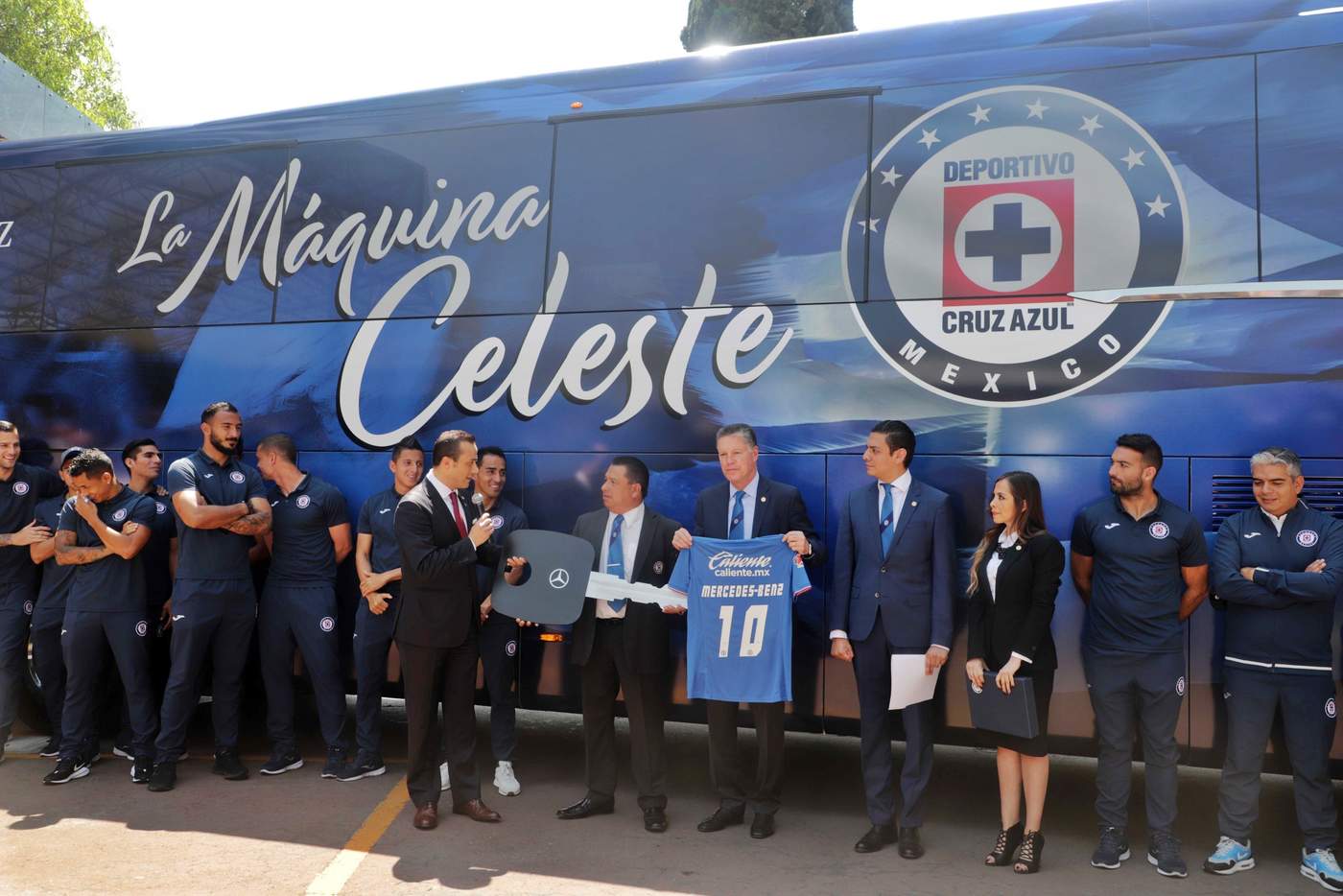 El evento donde el Cruz Azul presentó el nuevo autobús que los transportará, se realizó con la presencia de todo el plantel, incluyendo el presidente deportivo, Ricardo Peláez.