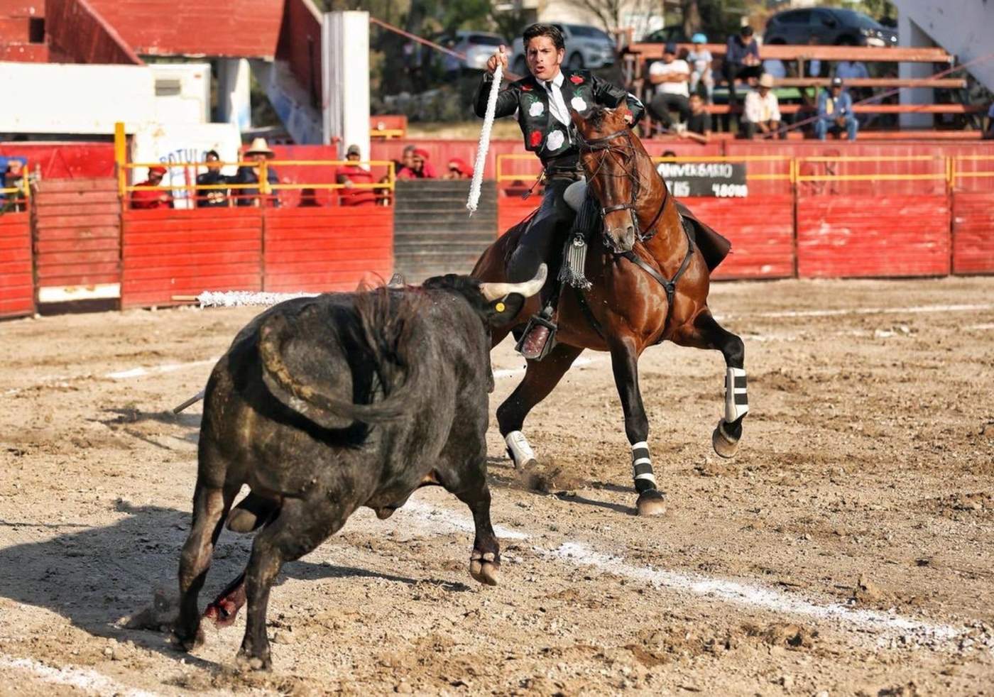 El rejoneador mexicano, Emiliano Gamero, partirá plaza esta tarde junto al matador capitalino Ernesto Javier “Calita”, ambos toreros viviendo excelentes momentos en sus respectivas carreras. (Especial)