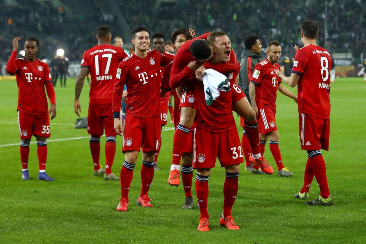 Los jugadores del Bayern festejan tras golear al 'Gladbach' de visita. (Especial)