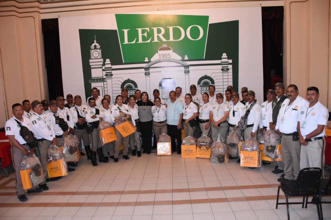 Crece número de tránsitos en Lerdo; entregan uniformes