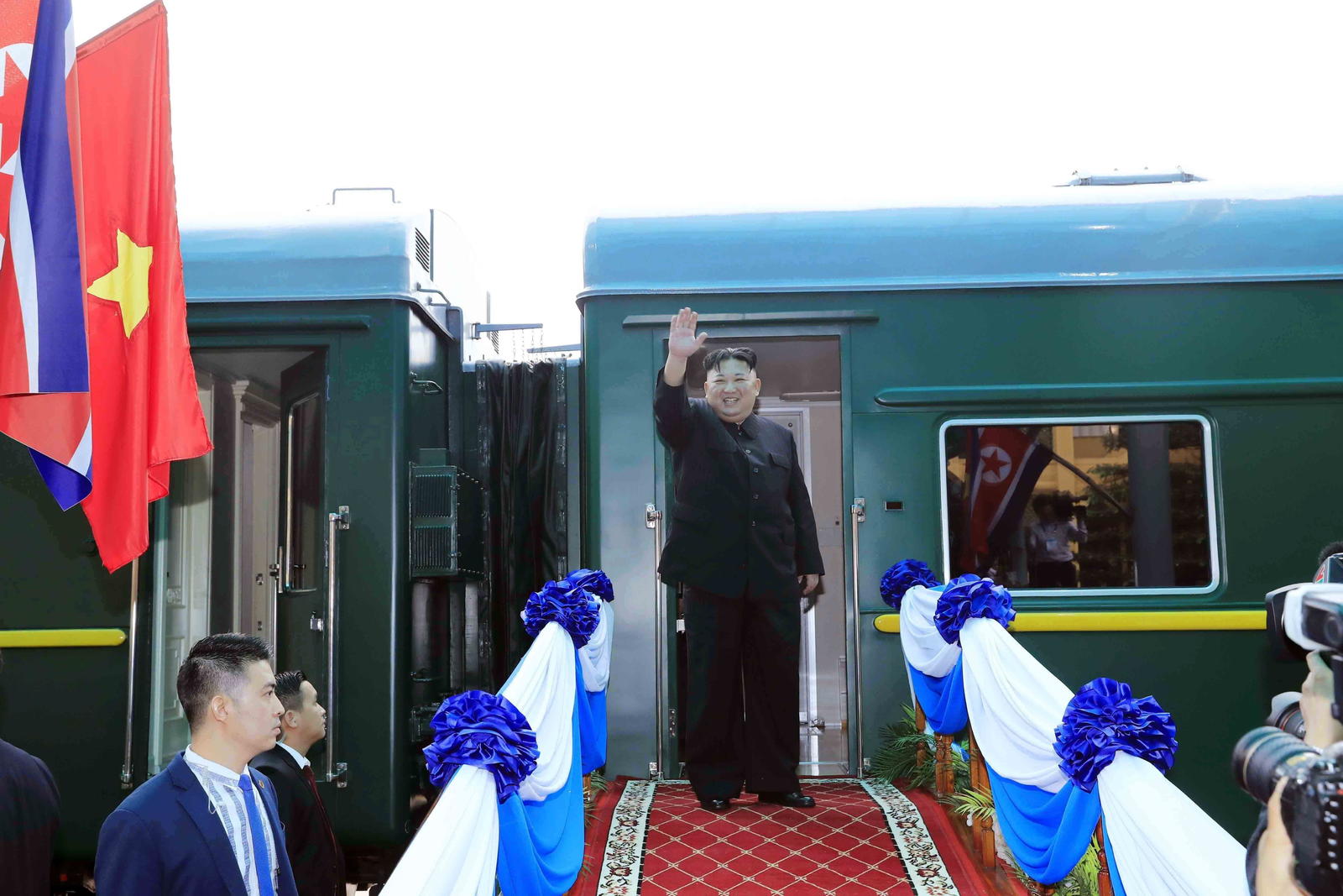 Sonriente y con los brazos en alto estrechando sus manos en una pose victoriosa, Kim Jong-un abordó su tren privado.