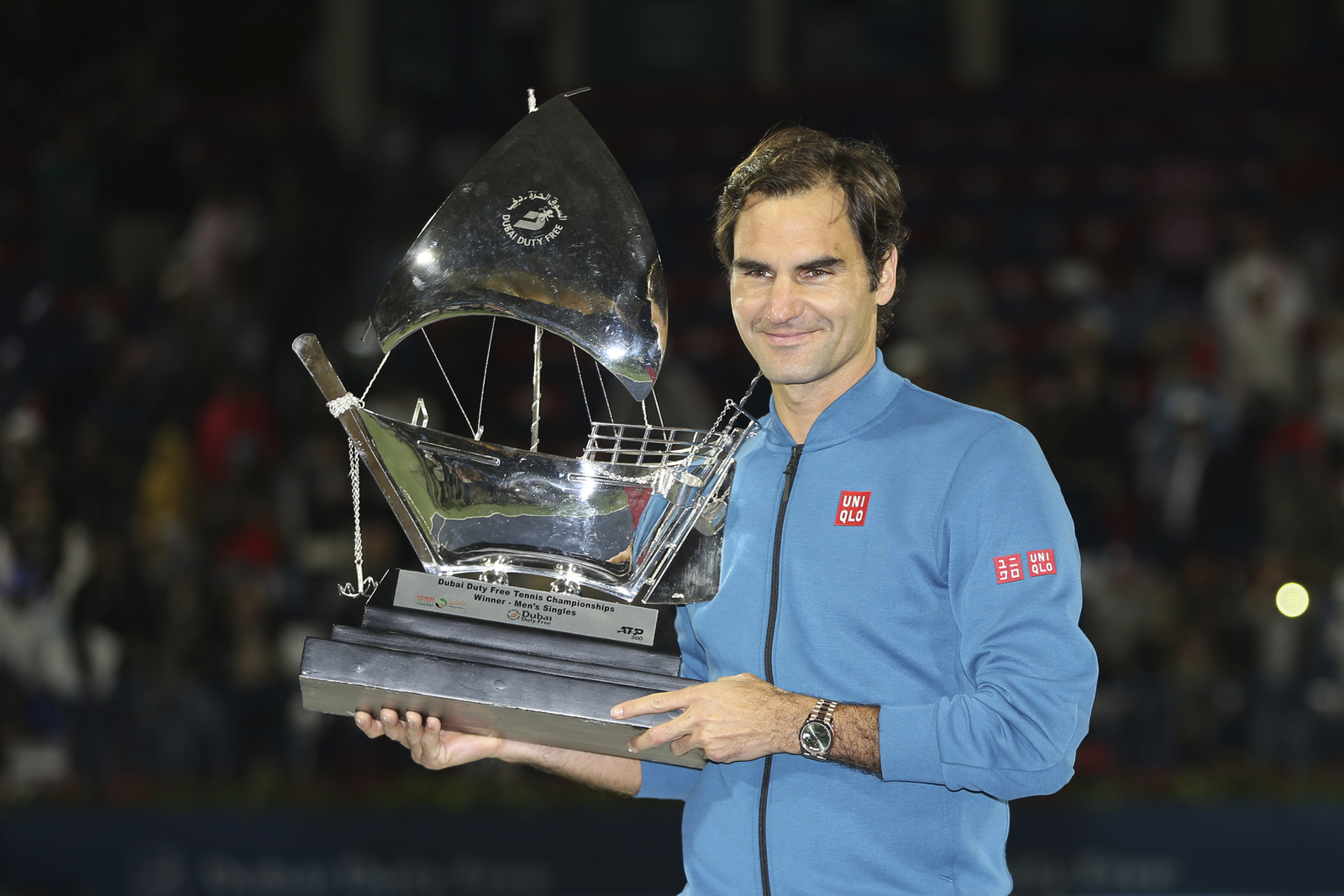 Roger Federer derrotó 6-4, 6-4 a Stefanos Tsitsipas en la gran final del torneo de Dubái para llegar a cien títulos en su carrera.