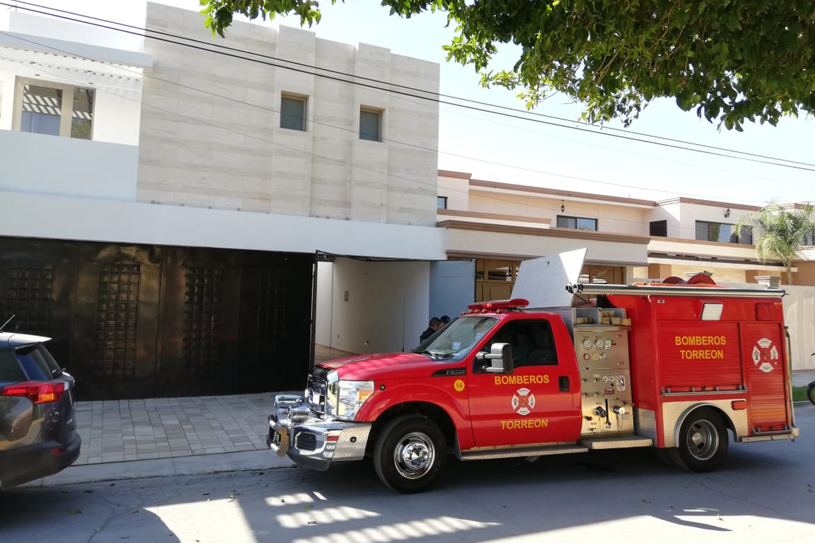 Distintas corporaciones de rescate y seguridad de la ciudad acudieron al domicilio del accidente, ubicado en Torreón Jardín.