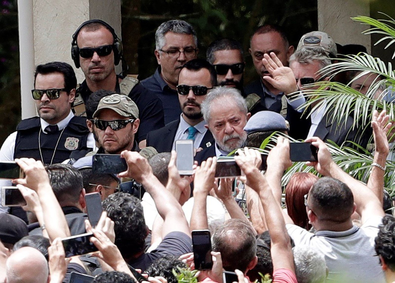 El expresidente, que vestía un traje oscuro y sin corbata, se encontró en el cementerio con correligionarios como Dilma Rousseff.