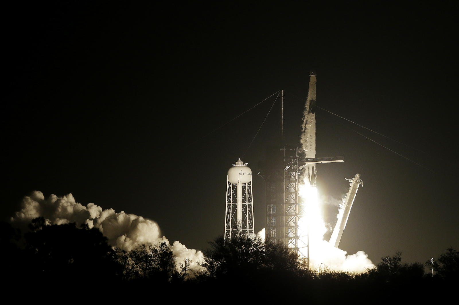 Un cohete Falcon 9 de SpaceX con una cápsula de pasajeros Demo 1 despegó ayer en Cabo Cañaveral.