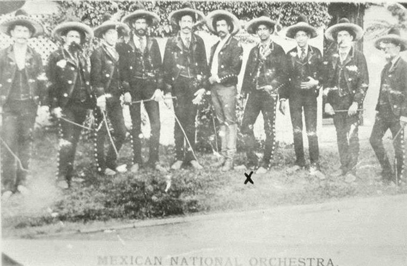 Orquesta Típica de Durango que fue a la exposición Internacional de Chicago. La equis señala a Pioquinto.