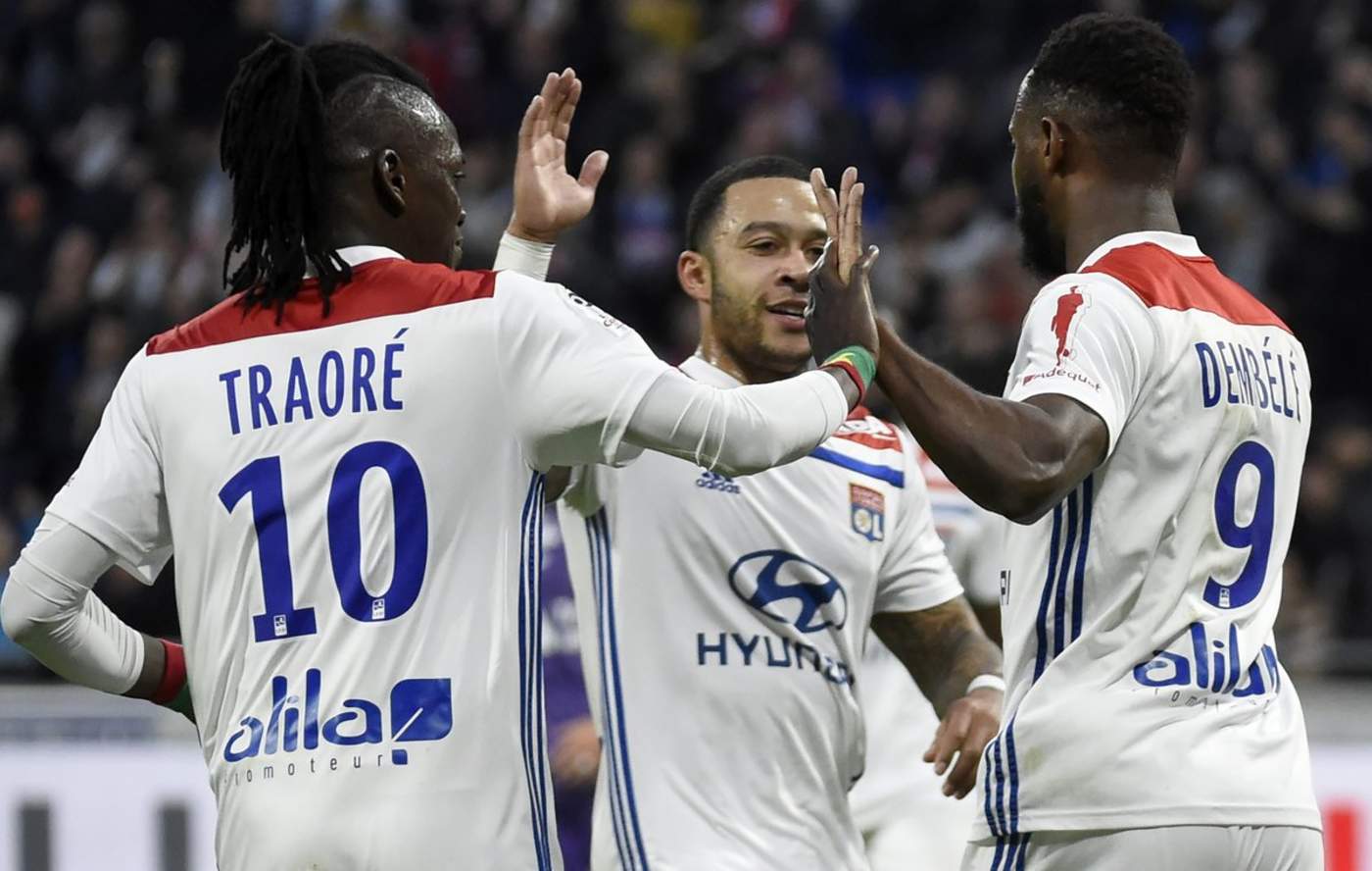 Tras el intermedio Moussa Dembélé acaparó el protagonismo pues el atacante galo redondeó la victoria de su equipo con dos tantos en tres minutos. (Especial)