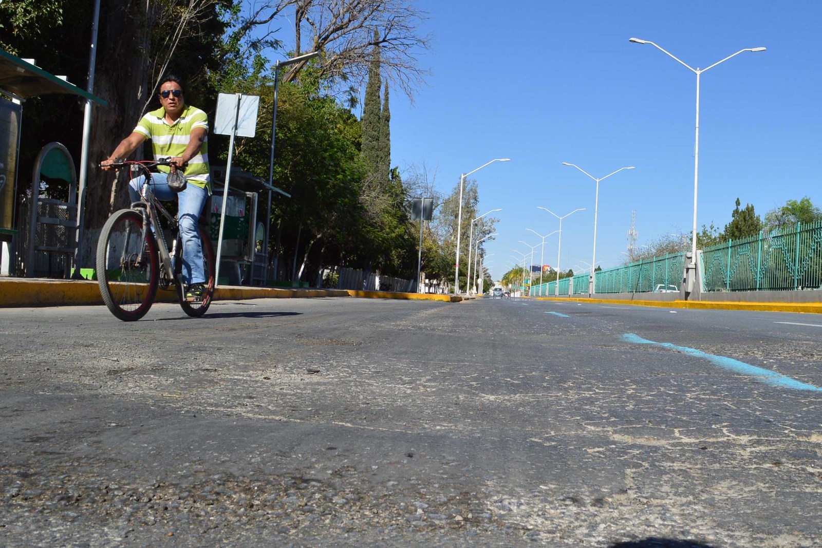 El pavimento del bulevar Miguel Alemán ya se encuentra visiblemente deteriorado del lado de carriles contiguos al CBTIS 4. (EL SIGLO DE TORREÓN)