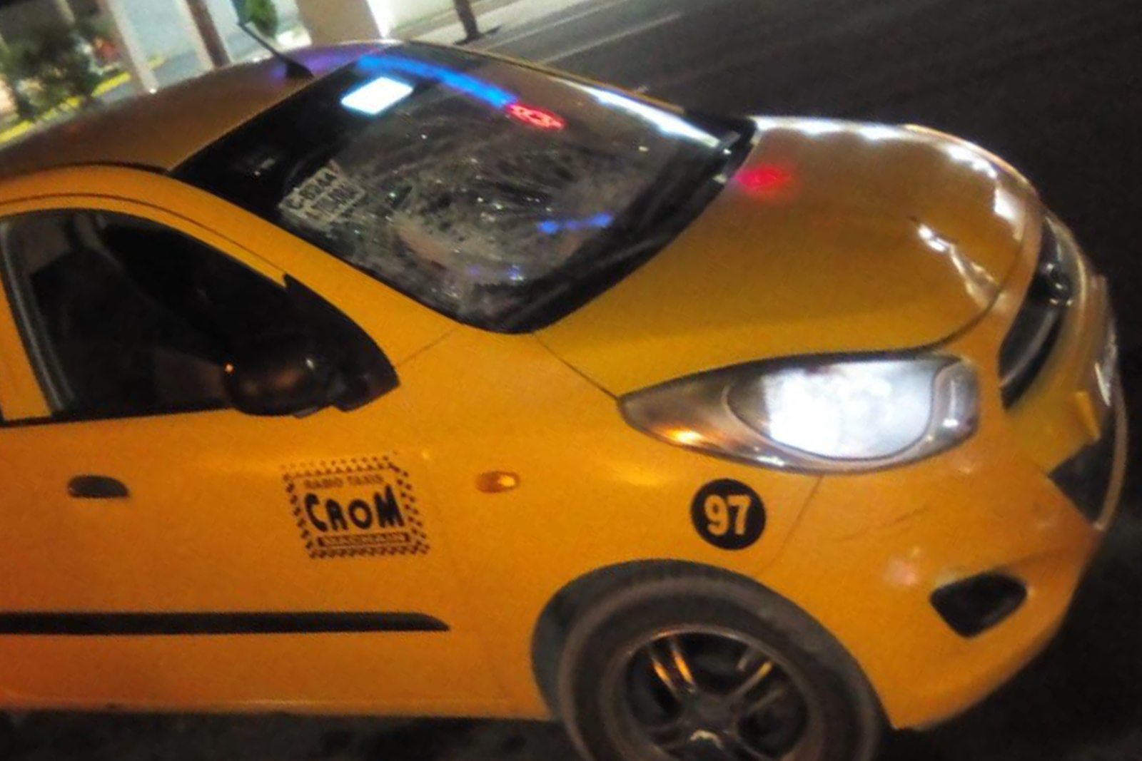 Luego del accidente, el conductor del taxi estacionó la unidad y se retiró del lugar de forma pedestre.
