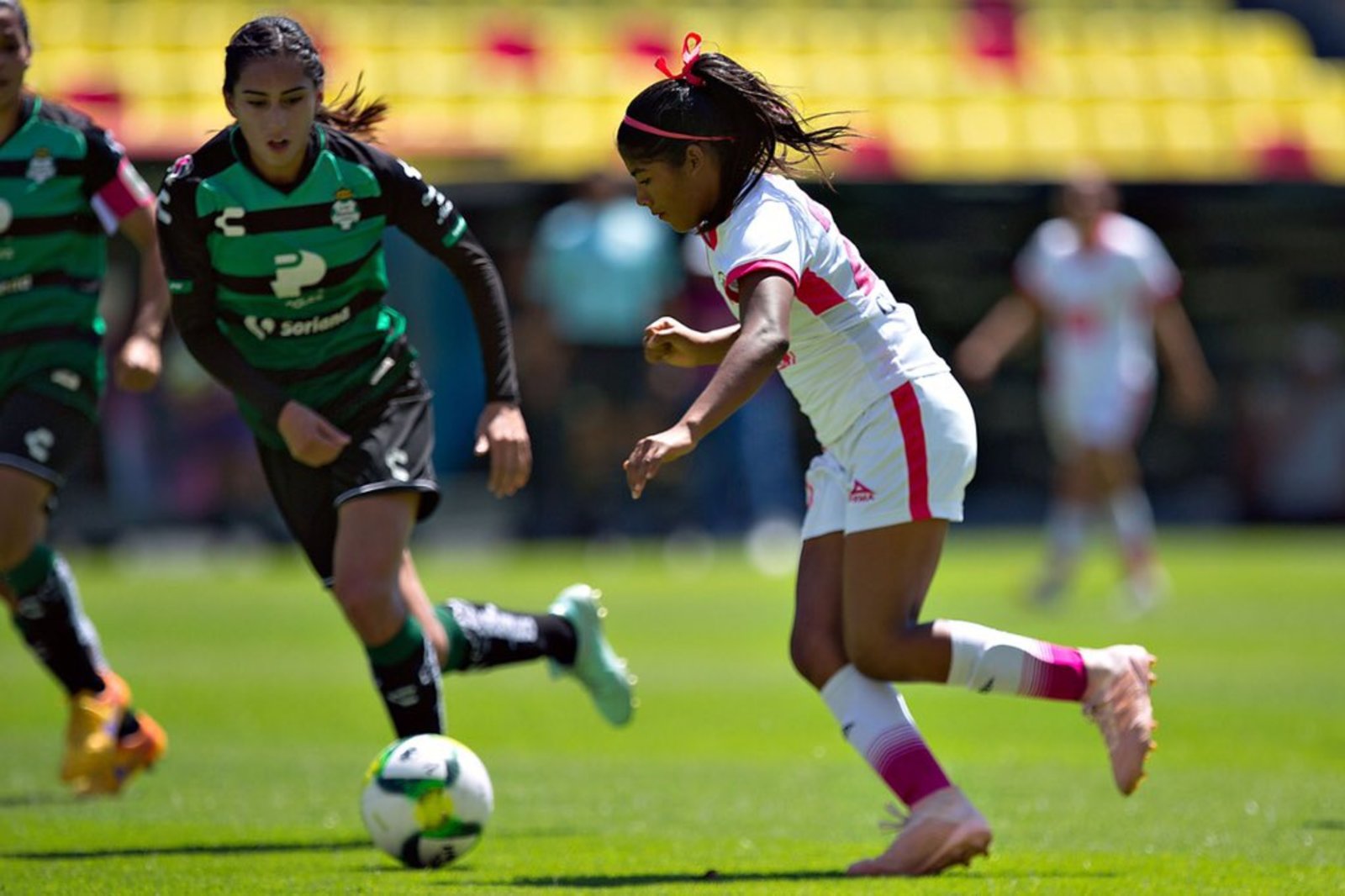 Un buen duelo fue el que disputaron Monarcas y Santos Laguna Femenil en el Estadio Morelos de la capital michoacana.