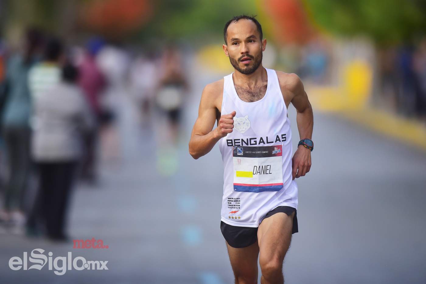 Daniel Ortiz no desistió en su intento por ganar un maratón más, pese a que por un momento se vio complicado su trayecto. (ERNESTO RAMÍREZ) 