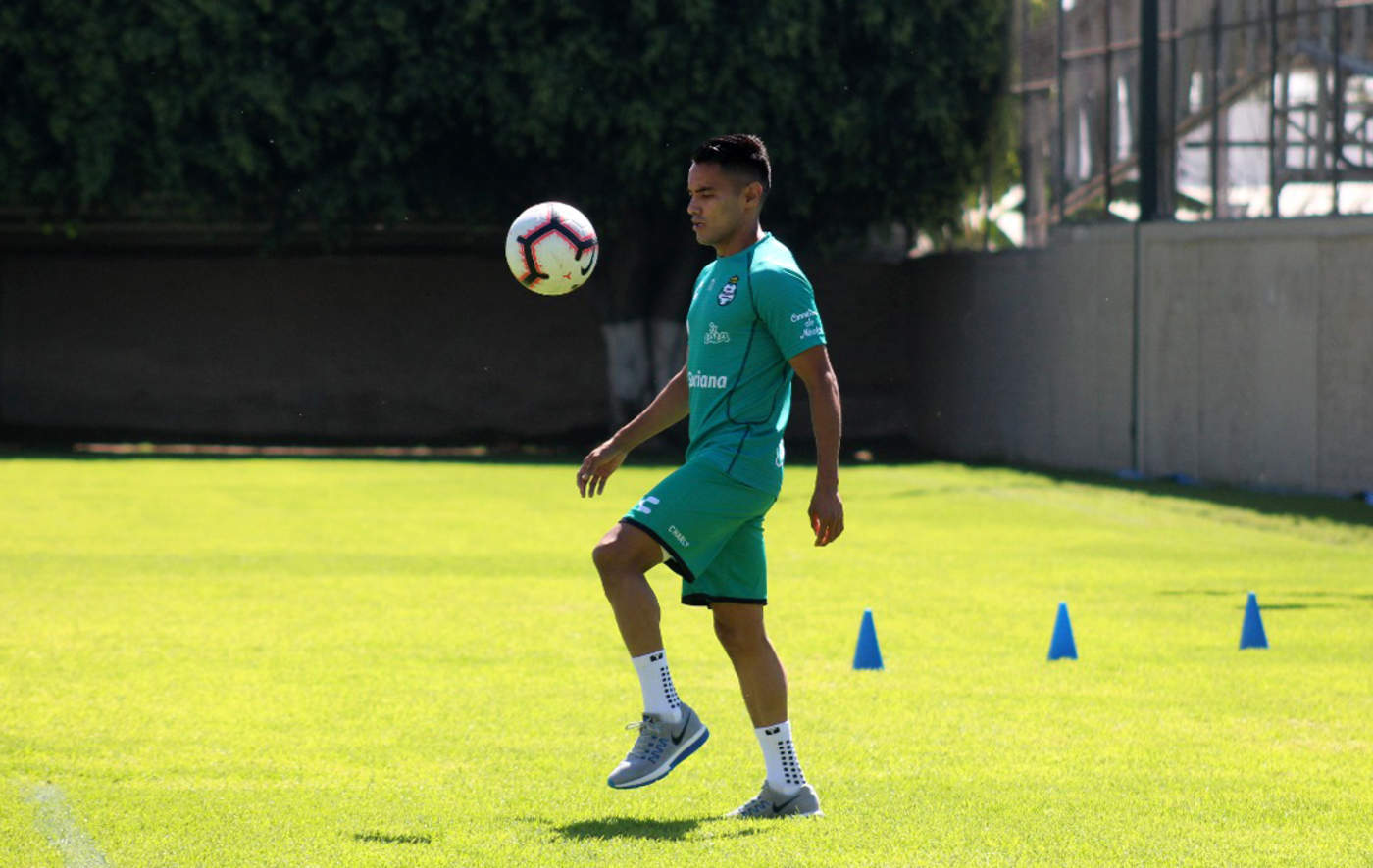 José Juan “Gallito” Vázquez controla el balón en el entrenamiento que sostuvo Santos Laguna ayer en Guadalajara. (Cortesía)