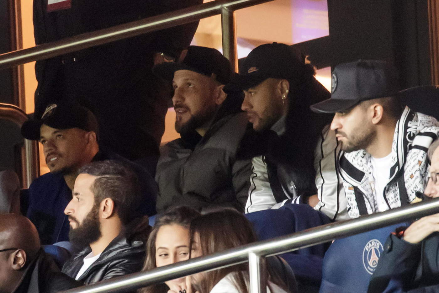 Neymar viendo desde la tribuna un partido del PSG en la liga francesa.