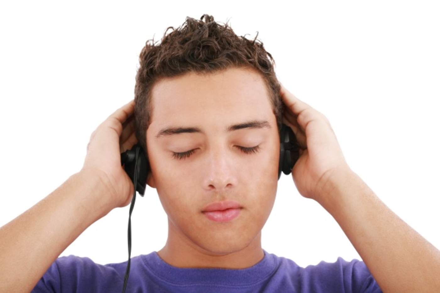 Los jóvenes deben disminuir el uso de audífonos, y evitar escuchar música en niveles de más de 85 decibeles. (ARCHIVO)