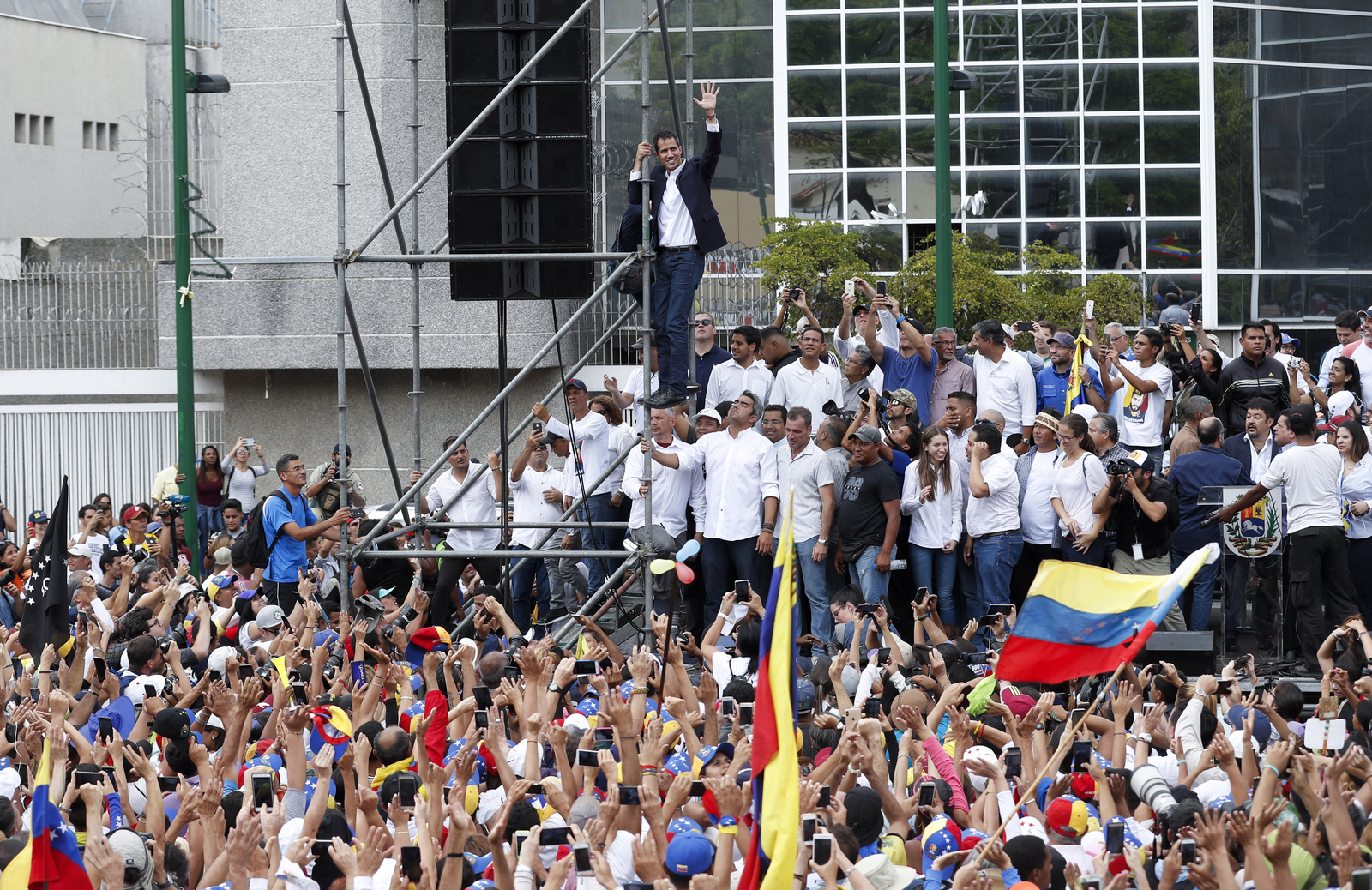 Juan Guaidó advirtió a sus seguidores que 'es ahora que tenemos que generar el cambio en Venezuela', y dijo que hará 'un anuncio importante' hoy en reunión con los trabajadores públicos. (AP)