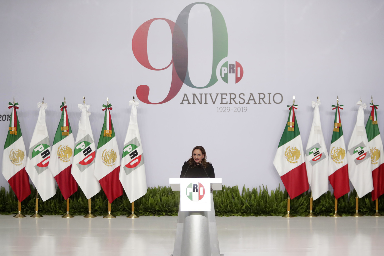 La dirigente nacional del PRI, Claudia Ruiz Massieu, encabezó la ceremonia del 90 aniversario de la fundación del Partido Revolucionario Institucional. (AGENCIAS)