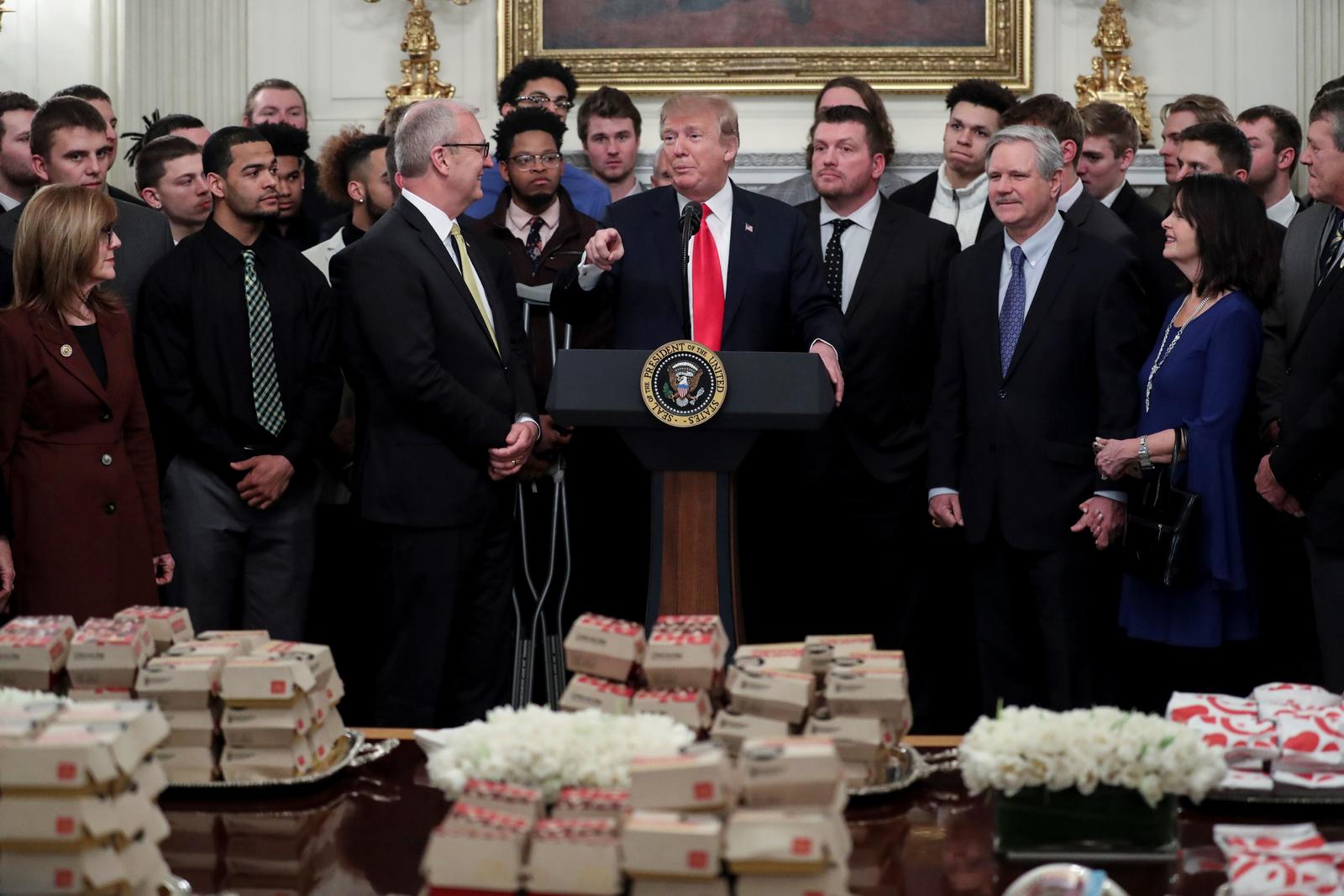 Trump ofreció a jugadores de los Bisontes de Dakota del Norte una cena con hamburguesas, a pesar de que el Gobierno está abierto. (EFE)