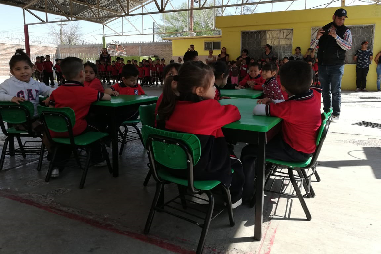 Niños del kinder España recibieron sillas y mesas didácticas, además de un equipo de mini split, para mejorar sus condiciones de trabajo. (CUAUHTÉMOC TORRES)