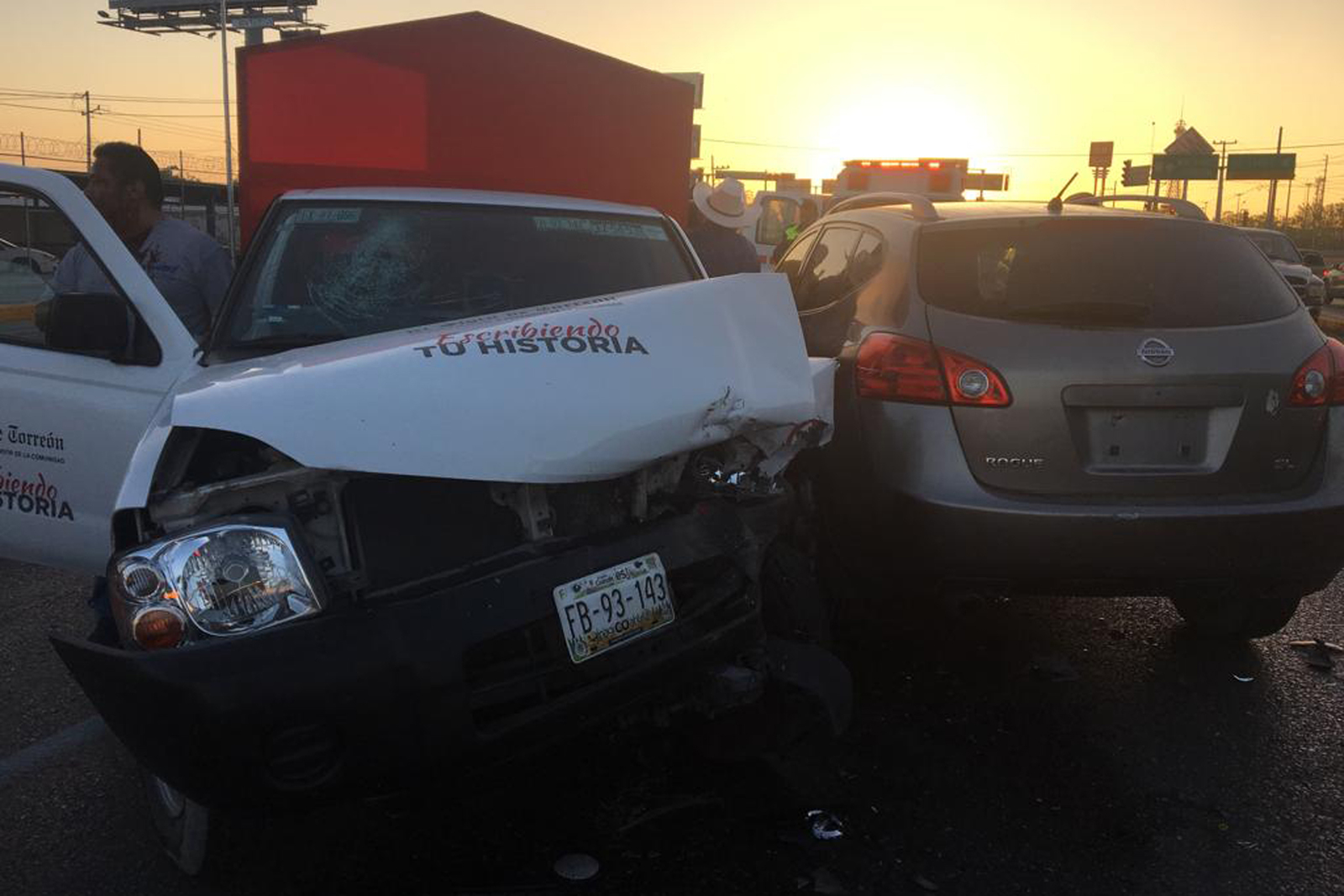 El conductor de la camioneta Nissan estaquitas resultó lesionado y fue auxiliado pro paramédicos de Cruz Roja. (EL SIGLO DE TORREÓN) 