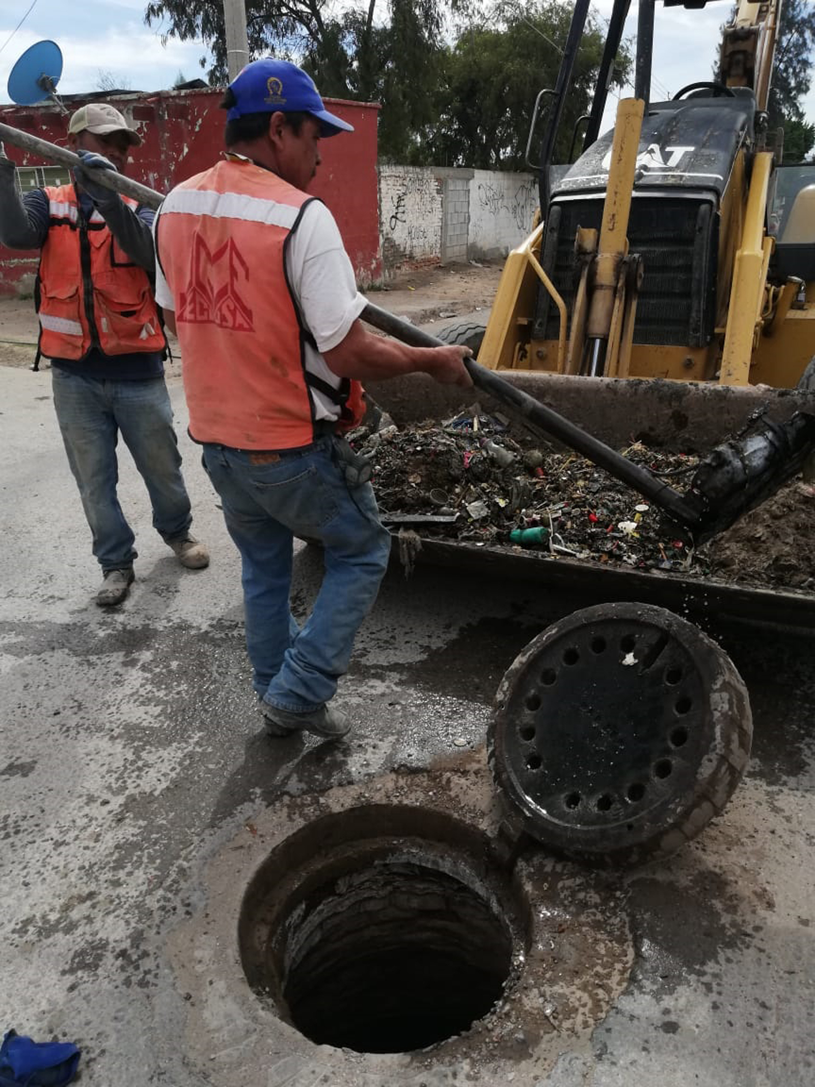 Obras Públicas lleva a cabo un programa de limpieza en alcantarillas del municipio de Matamoros. (EL SIGLO DE TORREÓN)