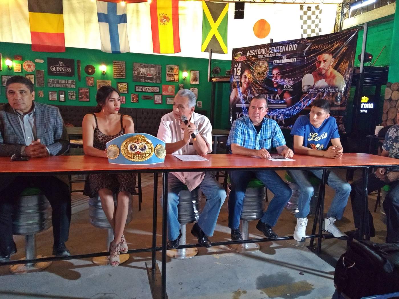 La conferencia de prensa fue encabezada por el reconocido promotor de boxeo, Nacho Huizar, quien se hizo acompañar de 'La Cobrita' Luna.