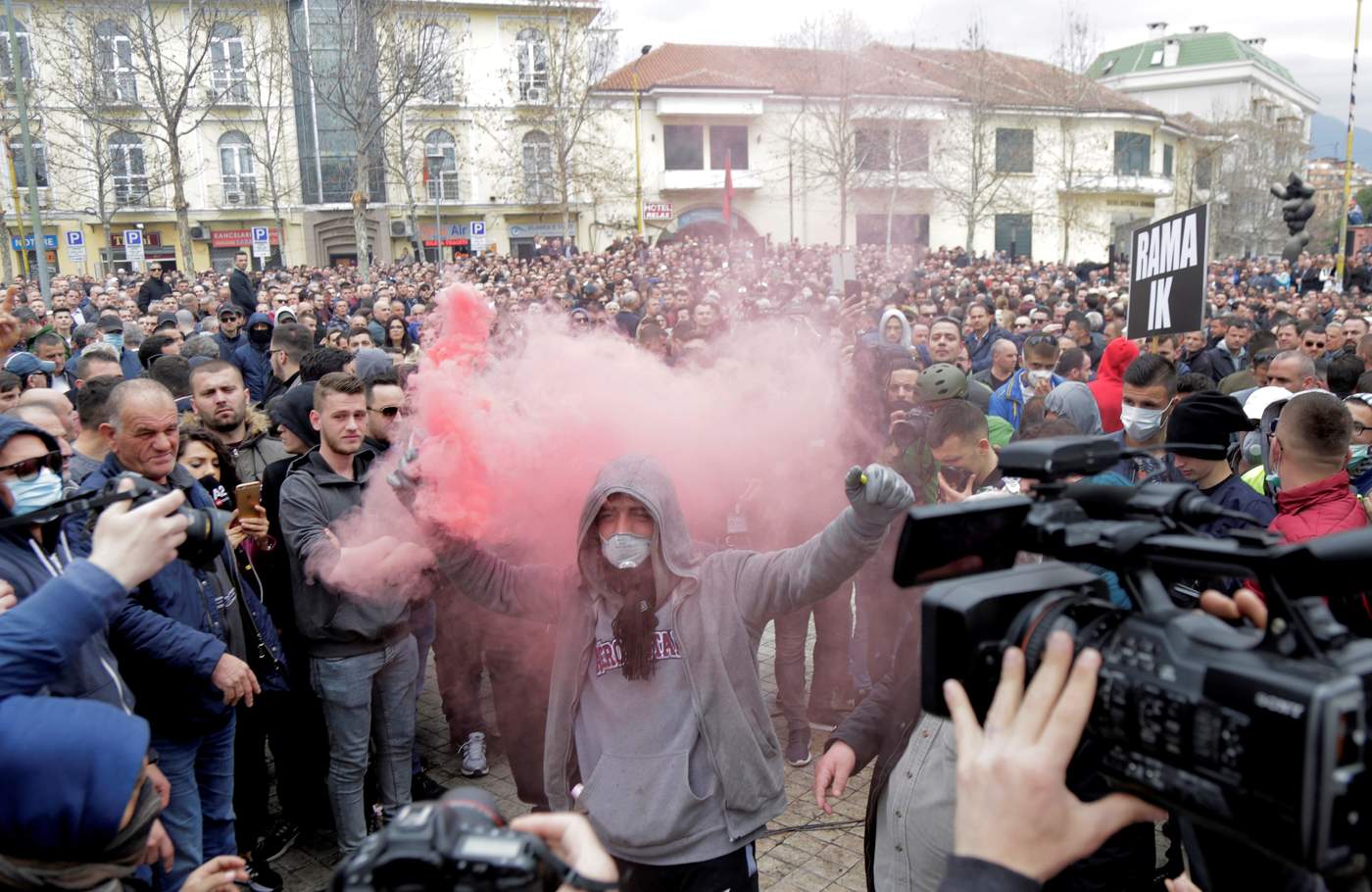 La sede parlamentaria, ubicada en la capital, Tirana, estaba custodiada por cientos de agentes de policía y alambre de púas. (EFE)