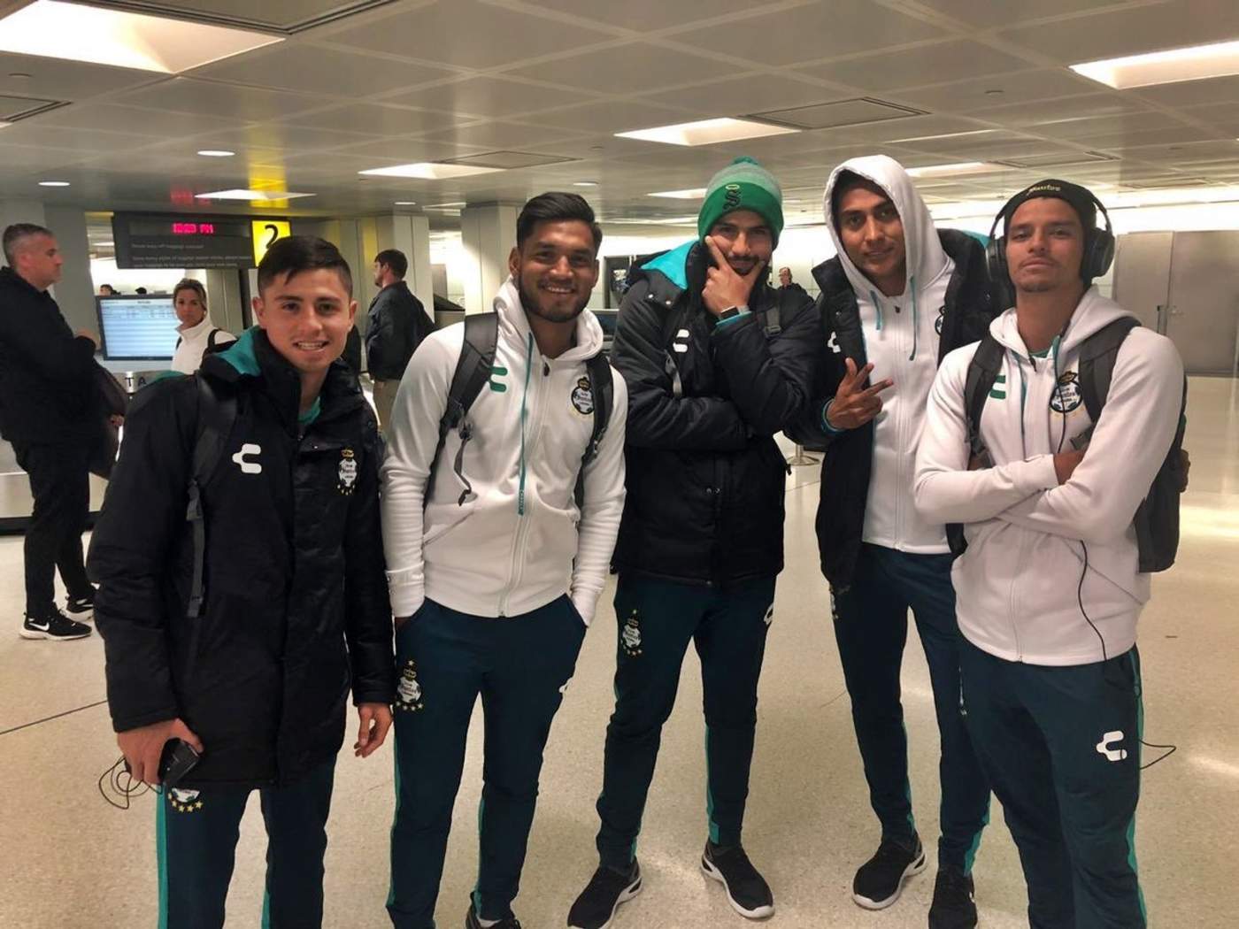 El mediocampista de Santos, Diego de Buen, publicó una foto junto a sus compañeros mientras esperaban para poder volar a NY. (Especial)