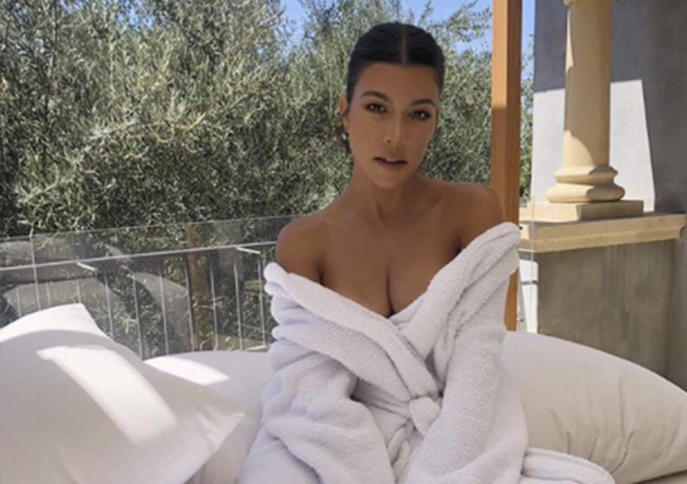 Kourtney Kardashian promociona su página web desnuda